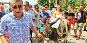 Ünlü türkücü Bodrum sokaklarında eşek gezdirdi