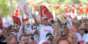 AK Parti'nin kurucularından o isimde katıldı