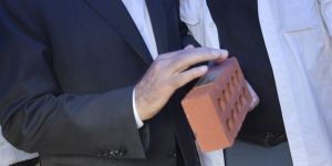 Kılıçdaroğlu'nun tuğlaya yapışacak plakete soyadı yanlış yazıldı