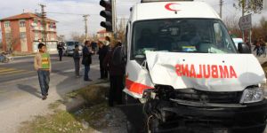 Erzurum'da Ambulans Devrildi: 3 Yaralı!