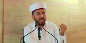 Kadınlar pantolon giymesin, kaşlarını almasın, üniversiteye gitmesin