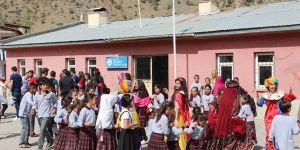 Üniversite öğrencileri okul tadilatı yaptı
