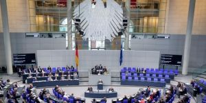 İslam karşıtı AfD lideri istifa etti
