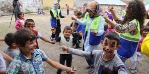 Palyaço olup kırsaldaki çocukların gönüllerini fethettiler