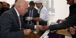 Erzurum’da vatandaşlara aşure dağıtıldı