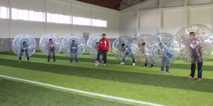Erzurumlular balon futbolu ile stres atıyor