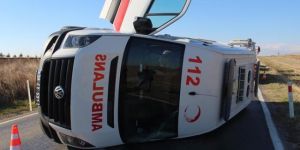Erzurum'da Ambulans Şarampole Devrildi: 5 Yaralı