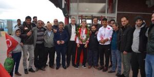 Şampiyon boksöre davul-zurnalı karşılama