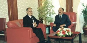 Sezer, Ecevit'e neden anayasa kitapçığı fırlattığını açıkladı