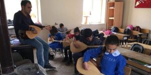 Küçük Öğrenciler Bağlamayla Sevindi