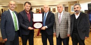 Âşık Ruhani'den Başkan Sekmen'e Teşekkür Plaketi