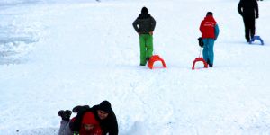 Palandöken’de düşe kalka kayak ve kızak keyfi