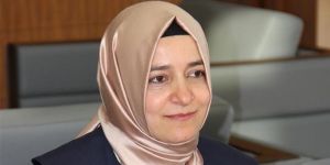 Bakan Kaya, uçakta fenalaşan yolcuya müdahale etti