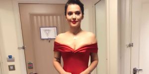 Demet Akalın’ın kırmızı elbisesi olay oldu!