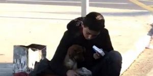 Trafik ışıklarında mendil satan çocuktan duygulandıran hareket