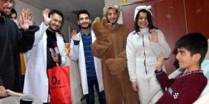 Hastanedeki çocukların yüzünü güldürdüler