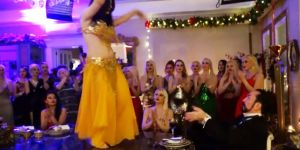 Adnan Oktar yılbaşında dansöz oynatıp kediciklerle eğlendi