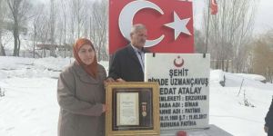 Madalya ve berat ile oğullarına koştular