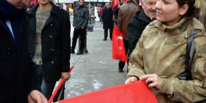 Erzurum'da 100 bayrak dağıttılar