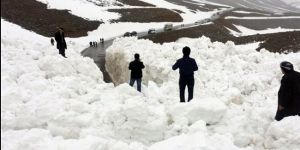 Erzurum’da 3 otomobil çığ altında kaldı