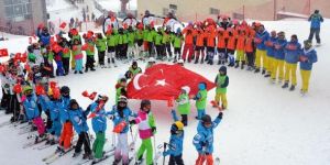 Teröre, 2 bin 300 rakımlı zirvede Türk bayraklı protesto