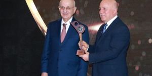Başkan Sekmen "Yılın En Başarılı Büyükşehir Belediye Başkanı" Seçildi
