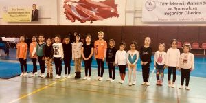 Minik jimnastikçiler büyüledi
