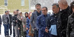 Lapa lapa kar yağışı altında kan bağışı kuyruğu