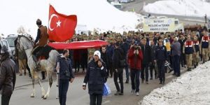 Kop Dağı'nda "Şehitlere Saygı Yürüyüşü"