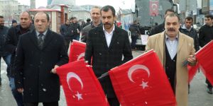 MHP Erzurum İl Başkanlığı'ndan Bayrak Dağıtımı