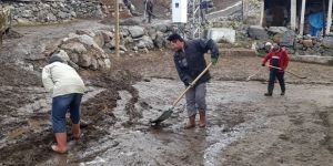 Mahallenin gençleri bahar temizliği yaptı