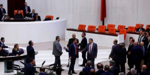 Kuliste vekiller arasında kavga çıktı