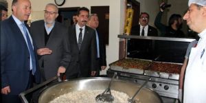 Vali AŞ Evinde Kendi Elleriyle Yemek Dağıttı