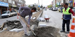 Büyükşehir orta refüjleri beton bordürlerle yeniliyor