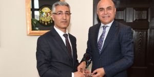 Vergi Dairesi Başkanından Ali Korkut'a plaket