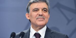 'Abdullah Gül sahadan çekilmedi'