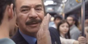 Orhan Gencebay'ın otobüste deodorant reklamı olay oldu!