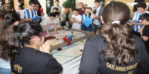 Ortaokul öğrencileri robotlarını kıyasıya yarıştırdı