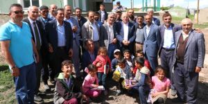 Başkan Sekmen Karayazı'da Ak Yatırımları Anlattı