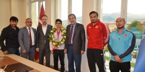 Başkan Bulutlar, millî güreşçiyi altınla ödüllendirdi