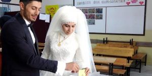 Gelin ve Damatlıkla Oy Kullandılar