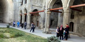 Çifte Minareli Medrese'de Hafta Sonu Yoğunluğu