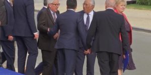 NATO Zirvesi'nde ilginç görüntü: Ayakta duramadı