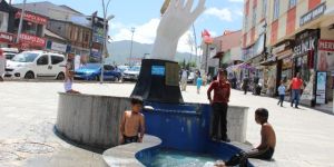 Sıcaktan Bunalan Çocuklar Süs Havuzunda Serinliyor