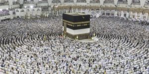 Tavaf sırasında Kabe'nin kapısına tırmanıp açmaya çalıştı