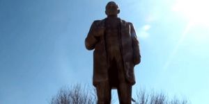İmamlar, Camiden Topladıkları Parayla Komünist Lider Lenin'in Heykelini Restore Etti