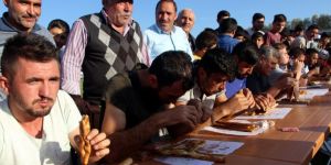10 dakikada 9 pide yiyerek birinci oldu