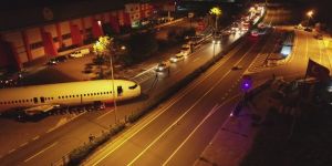 Trabzon'da pistten çıkan uçağın nakil işlemleri böyle görüntülendi