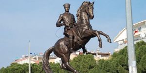 Bakan olsam, son 40 yılda yapılan Atatürk heykellerini yıkar atarım