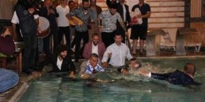 Haymana Belediye Başkanı Özdemir Turgut takım elbiseyle kaplıca havuzuna girdi